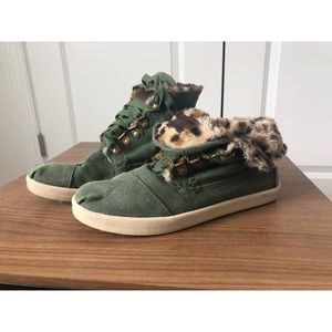 Women’s Size 7 high-low top Tom’s